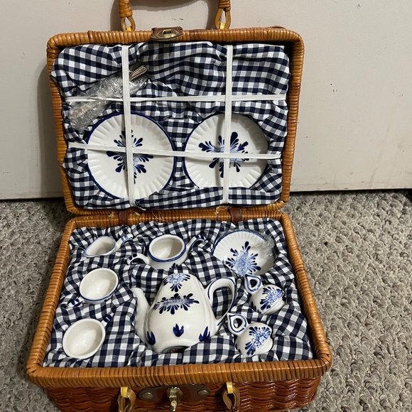 Delton Vintage 14 Piece Case Fine China Tea Playset-- Flow Blue Pattern NEW - Picture 4 of 7